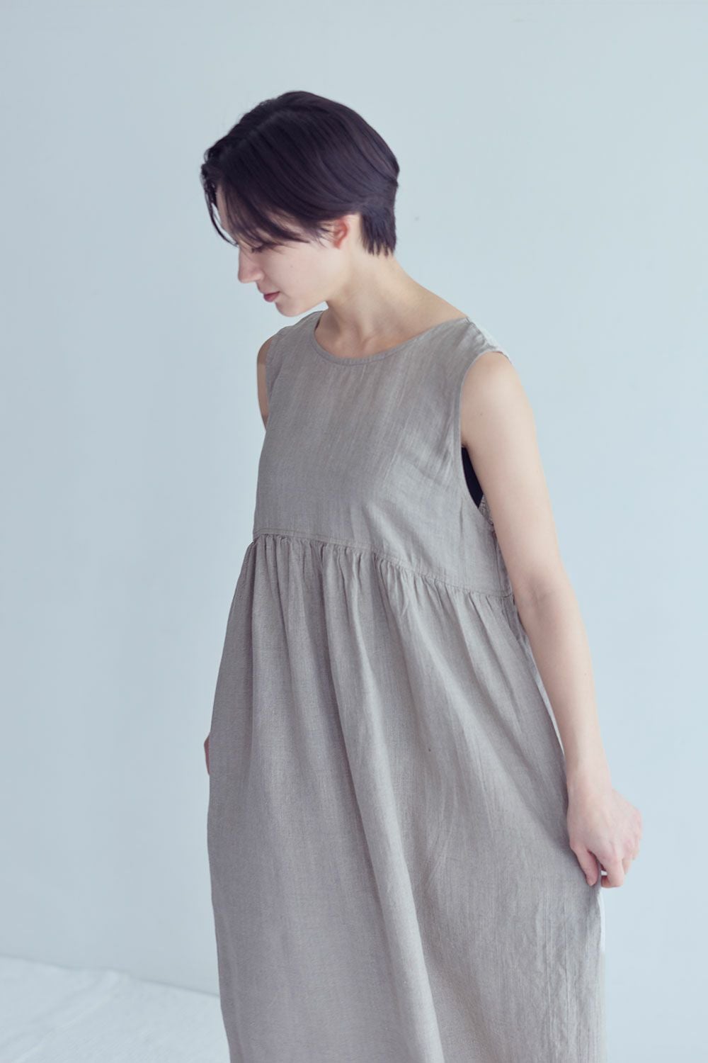 値下げ【美品】fog linen work Vネック　ギャザーワンピース ノーラ ワンピース ナチュラル | fog linen work